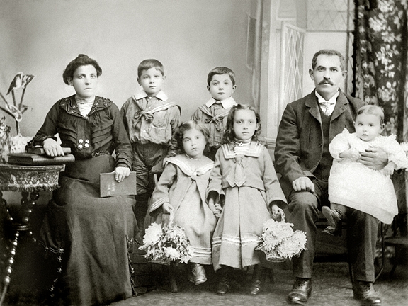 Korn family, Manchester, England, 1903. Photo courtesy of Dorothy Corner (Korn) Amsden